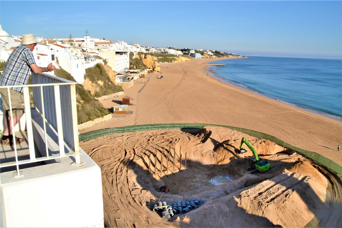 Sul Informação - Reconstrução de apoio de praia abre “cratera” no Peneco