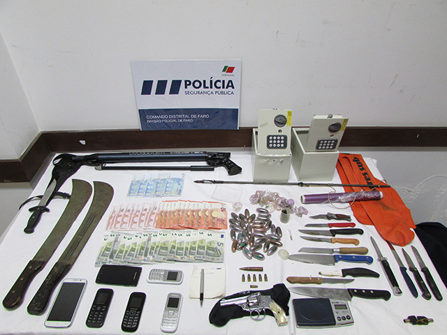 Sul Informação - PSP de Faro detém homem e apreende armas ilegais e droga