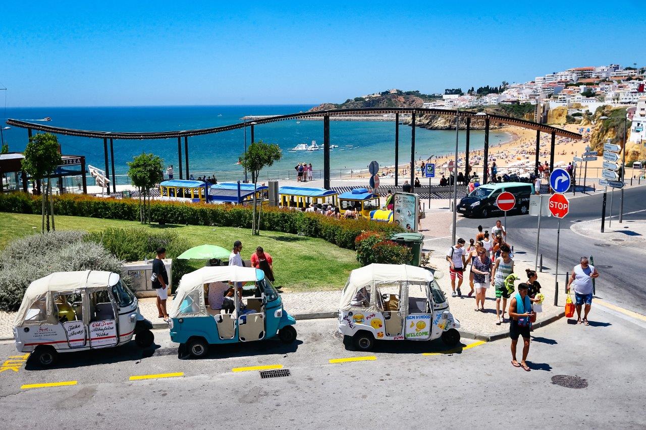 Sul Informação - Albufeira muda sítio de paragem dos tuk-tuk e da praça de táxis