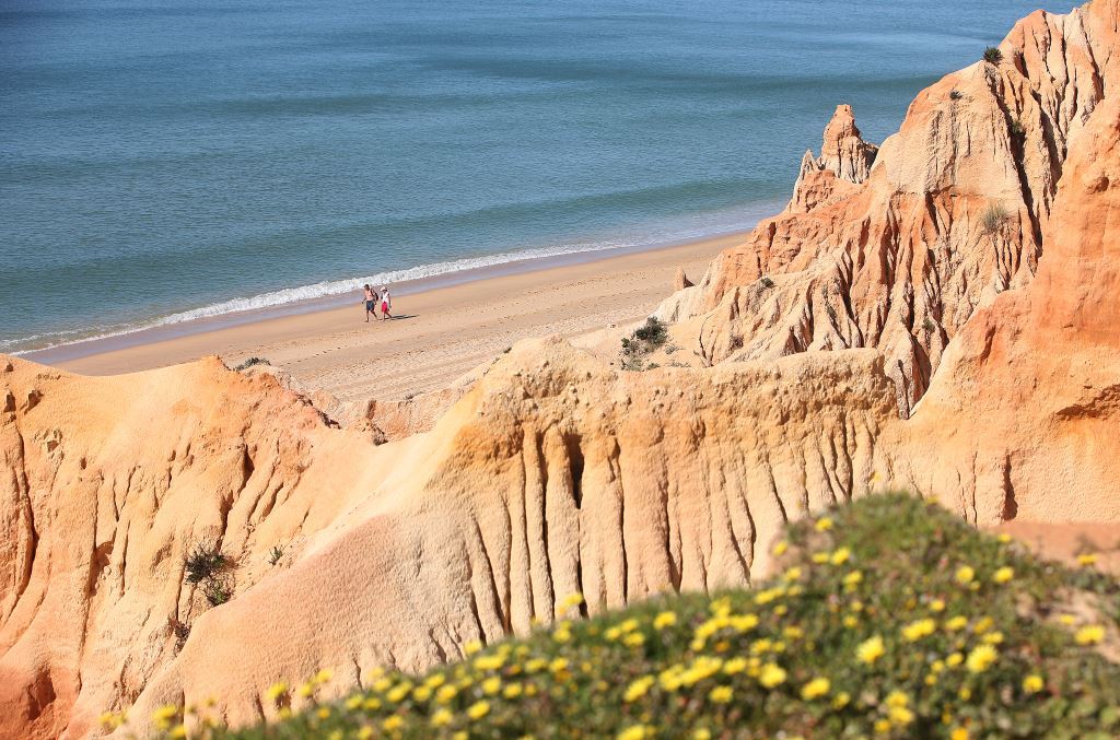 Sul Informação - Algarve continua recordista mas tem menos uma praia com Bandeira Azul em 2019