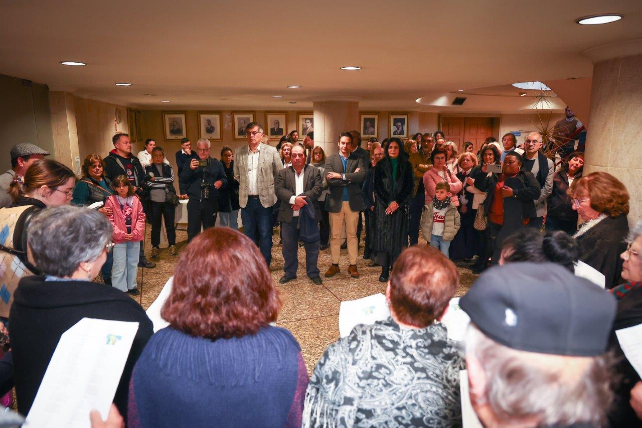 Sul Informação - Grupos de Albufeira levaram as Janeiras ao executivo e funcionários da Câmara