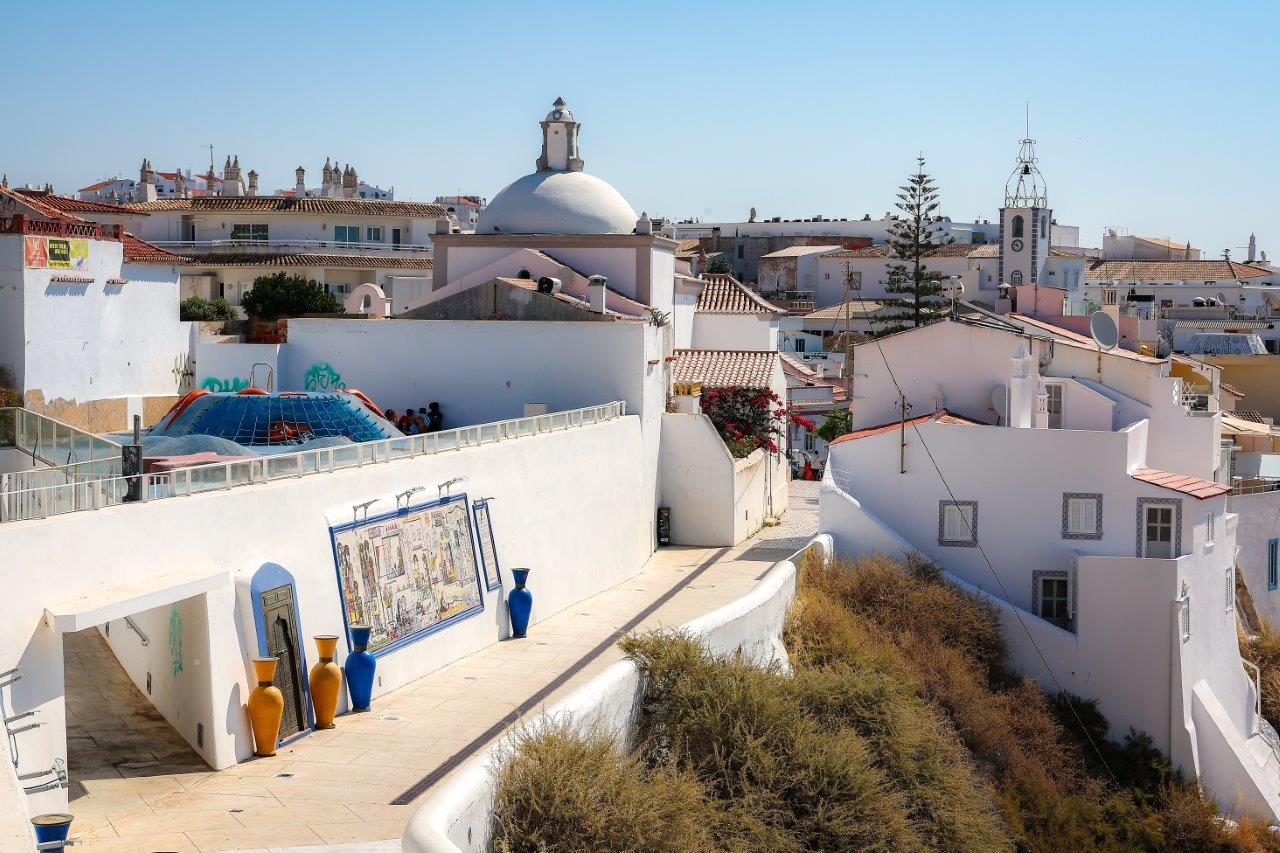 Sul Informação - Albufeira instala painéis de azulejos no centro antigo para contar séculos da sua história
