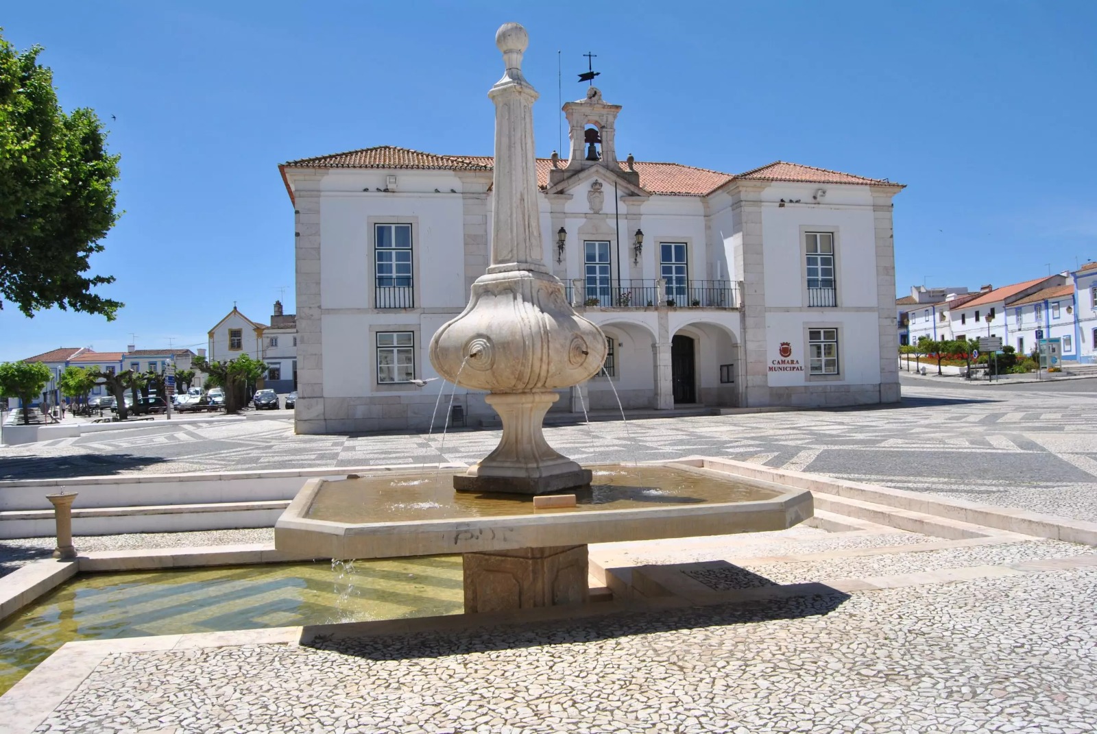 Sul Informação - Funcionária demitida há 18 anos reclama 700 mil euros à Câmara de Redondo