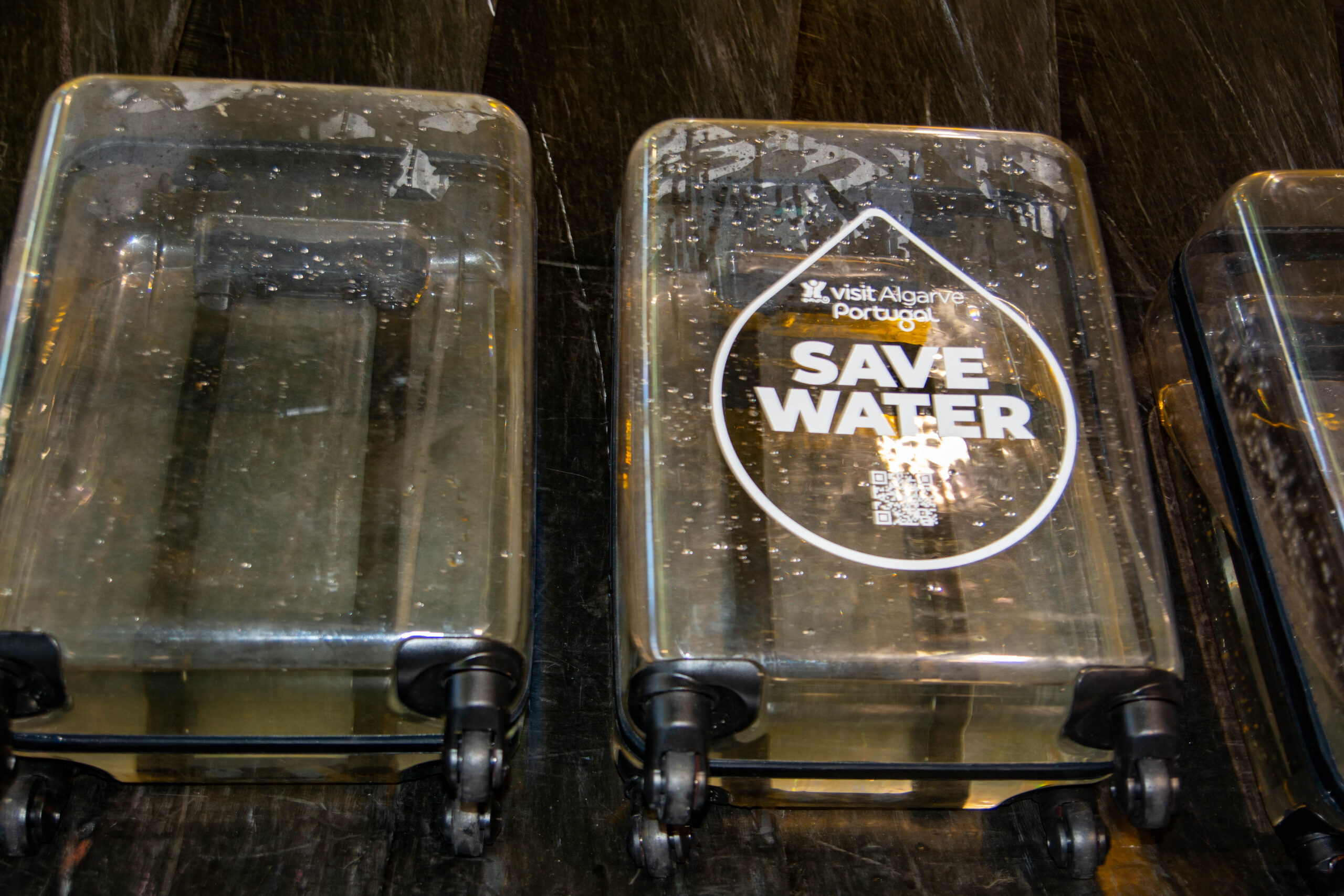 Sul Informação - Malas de água num tapete de bagagens do Aeroporto alertam turistas para “Save Water”