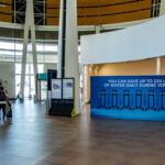 Sul Informação - Malas de água num tapete de bagagens do Aeroporto alertam turistas para “Save Water”