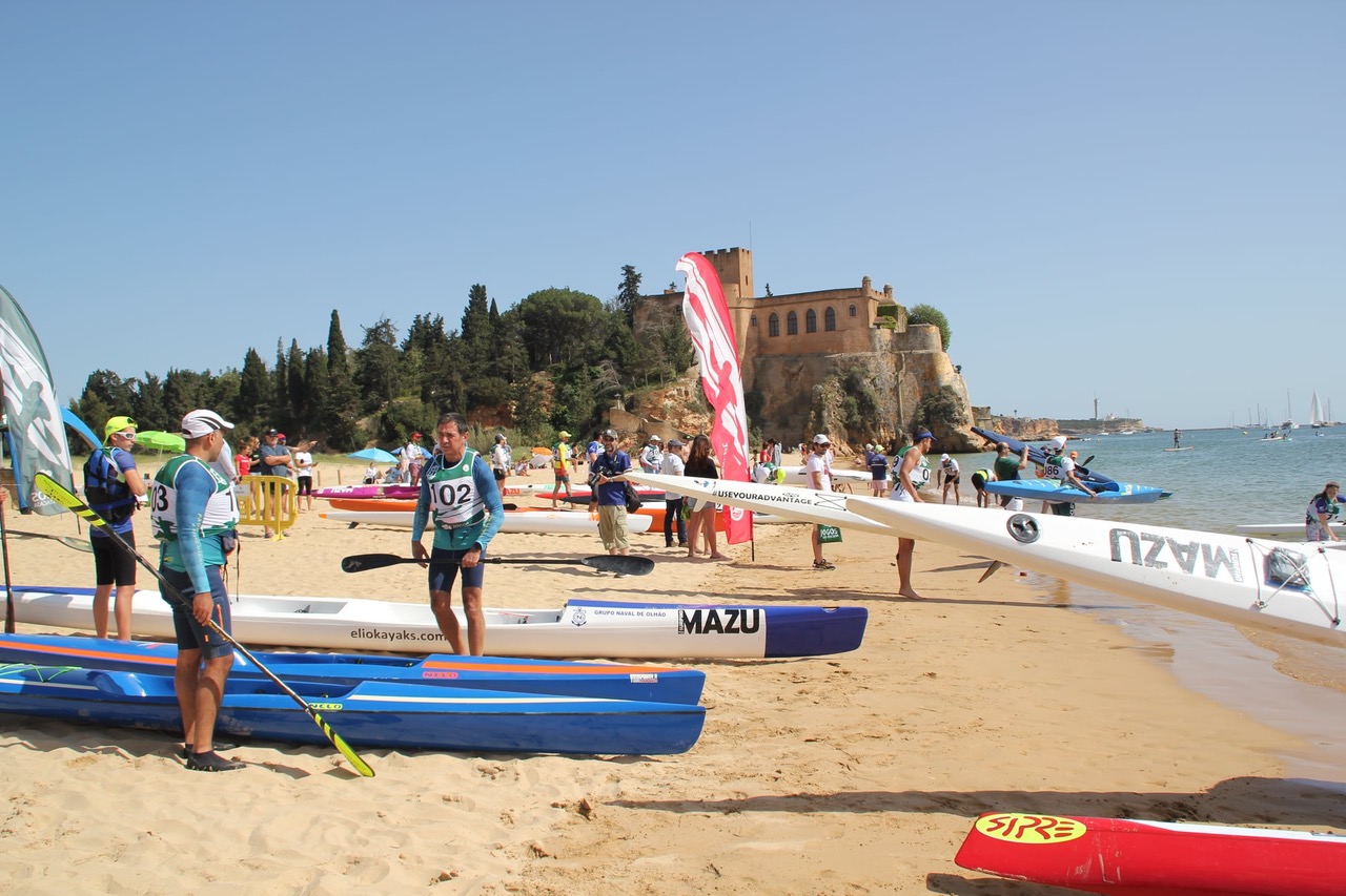Sul Informação - Campeonato Nacional de Canoagem de Mar disputa-se entre praias da Angrinha e Senhora da Rocha