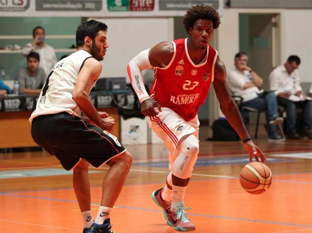 Sul Informação - Basquetebolista Carlos Andrade visita escola de Almancil