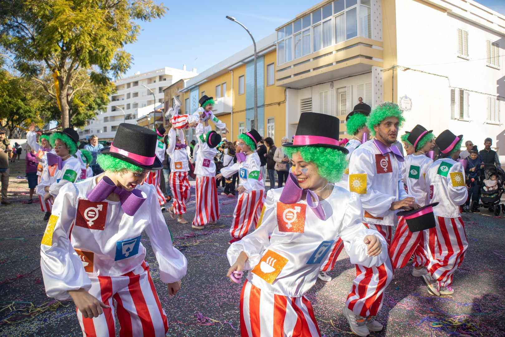 Sul Informação - Avenida encheu-se para aquele que foi o primeiro dia do Carnaval de Loulé
