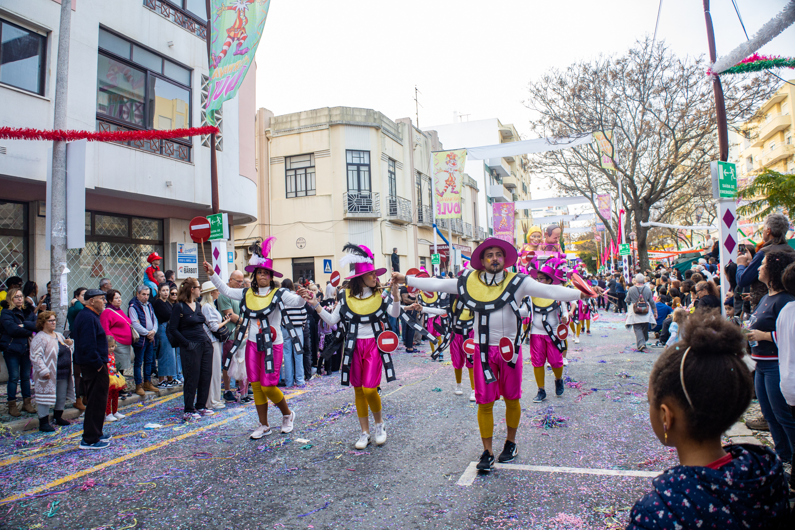Sul Informação - Avenida encheu-se para aquele que foi o primeiro dia do Carnaval de Loulé