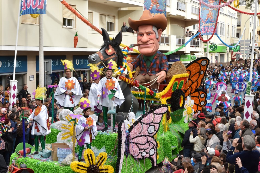 Sul Informação - Foliões nacionais e estrangeiros em força no Carnaval de Loulé [fotogaleria]