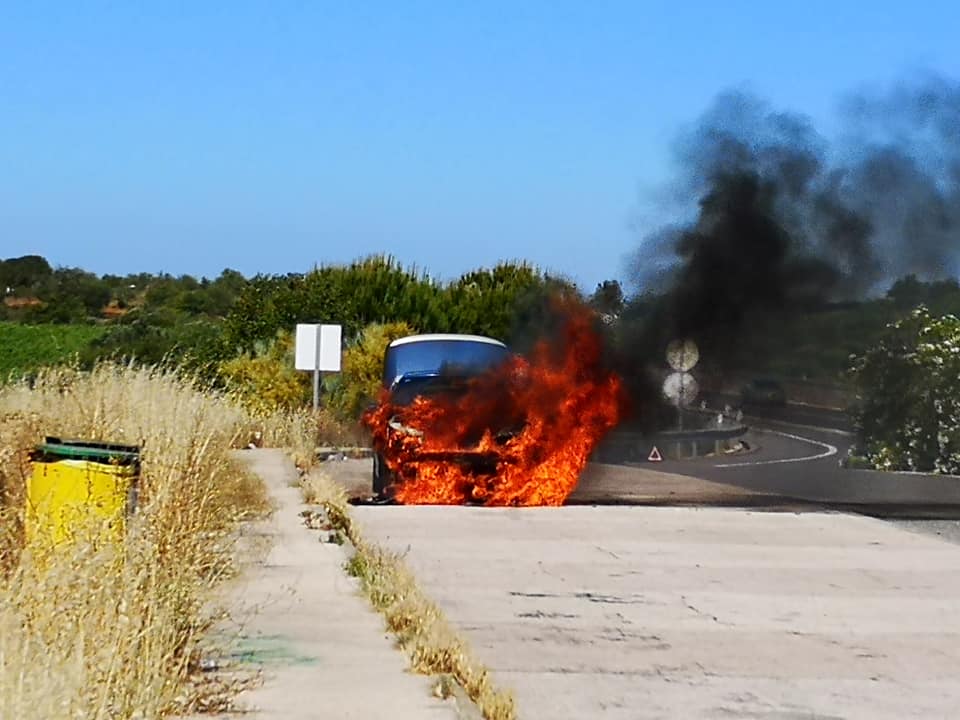 Sul Informação - Carro do diretor da Orquestra de Jazz do Algarve destruído pelo fogo na A22