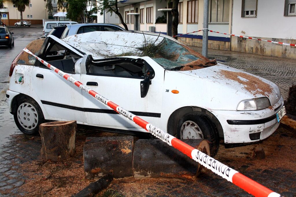Carro destruido em Olhão_Temporal 1 Nov 2015_2