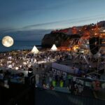 Sul Informação - Noite de enchente “black & white” na Praia do Carvoeiro