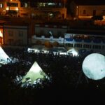 Sul Informação - Noite de enchente “black & white” na Praia do Carvoeiro