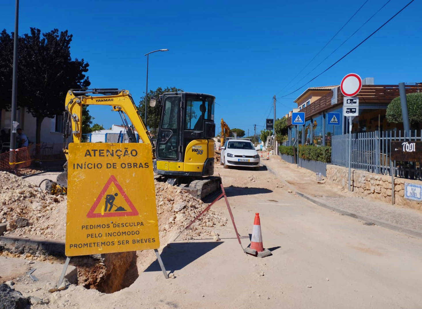 Sul Informação - Obras em rua da Praia do Carvoeiro estão prontas até Agosto, garante Luís Encarnação