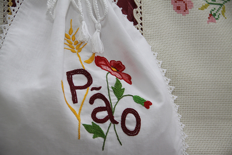 Sul Informação - Exposição em Reguengos de Monsaraz incentiva população a utilizar tradicionais sacos do pão em pano