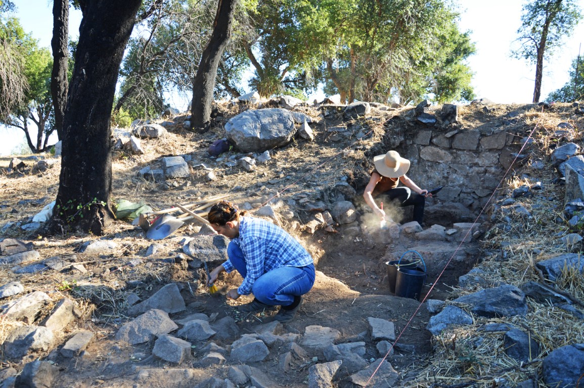 Sul Informação - Cisterna milenar do Castelo de Alferce dá pistas para a história deste povoado fortificado