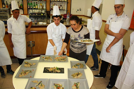 Sul Informação - Campanha da cavala convence jovens cozinheiros de escola de Olhão