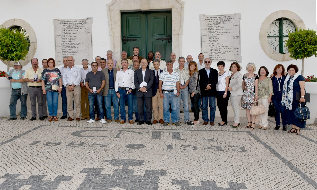 Sul Informação - Câmara de Loulé atribuiu medalhas de reconhecimento a 30 funcionários da autarquia