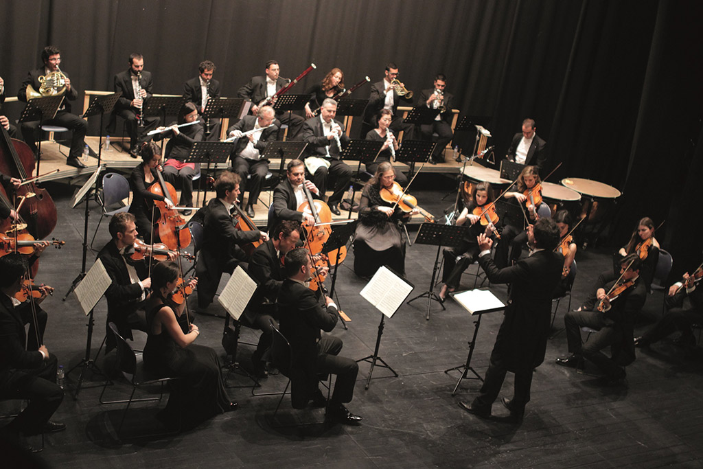 Sul Informação - Orquestra Clássica do Sul atua em Loulé acompanhada pelo violinista Horia Vacarescu