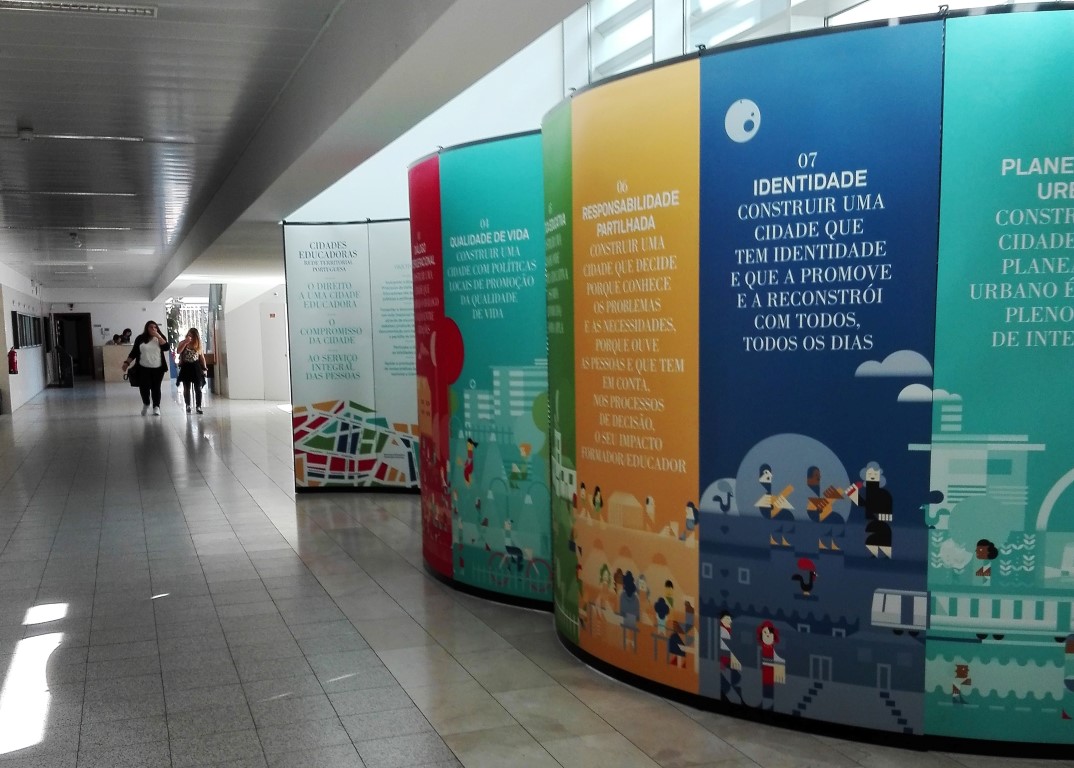 Sul Informação - Escola Secundária de Loulé recebe exposição da Rede Territorial das Cidades Educadoras