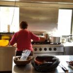 Sul Informação - Comida Esquecida levou comensais à horta do Senhor Álvaro para colher e cozinhar