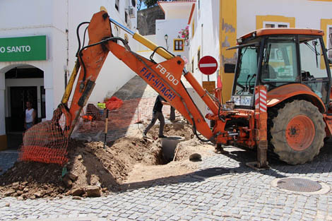 Sul Informação - Fibra ótica de nova geração está a ser instalada em Alcoutim