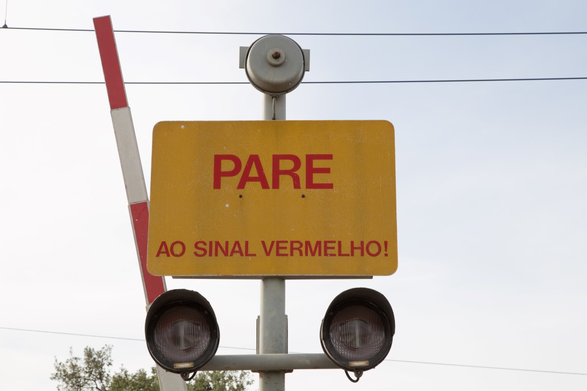 Sul Informação - Passagem de nível em Algoz é interrompida a 19 e 20 de Abril