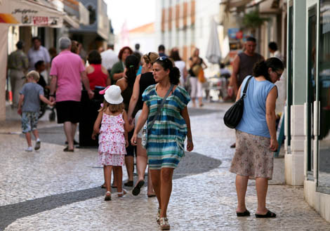 Sul Informação - Comércio local de Portimão abre portas até às 23h00 em novo jogo de Portugal