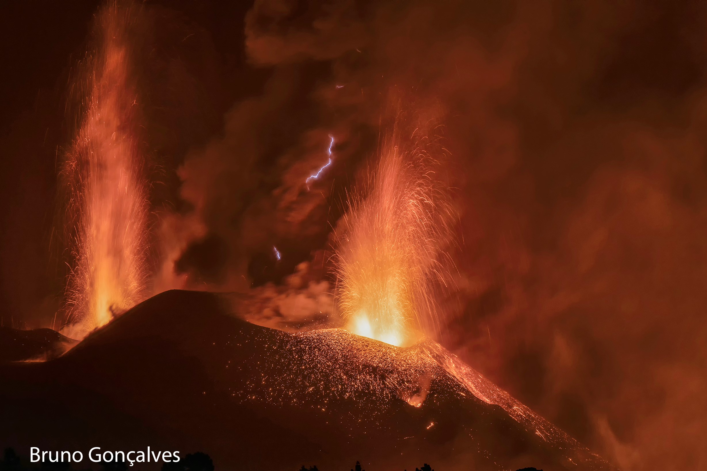Sul Informação - Algarvio Bruno Gonçalves viajou até La Palma para fotografar o vulcão Cumbre Vieja