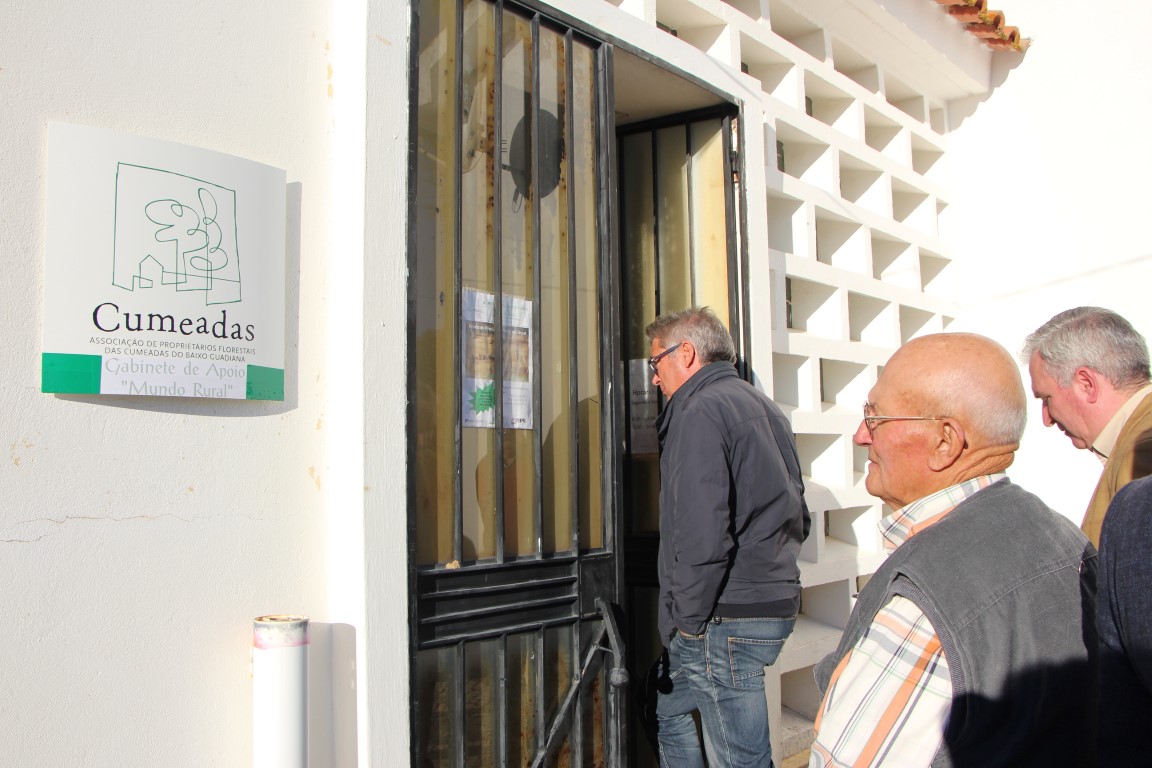 Sul Informação - Alcoutim dá 20 mil euros à Associação Cumeadas para promover floresta