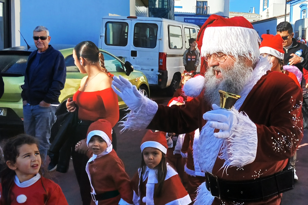 Sul Informação - Pais natal de todas as idades desfilaram pelas ruas de Lagoa