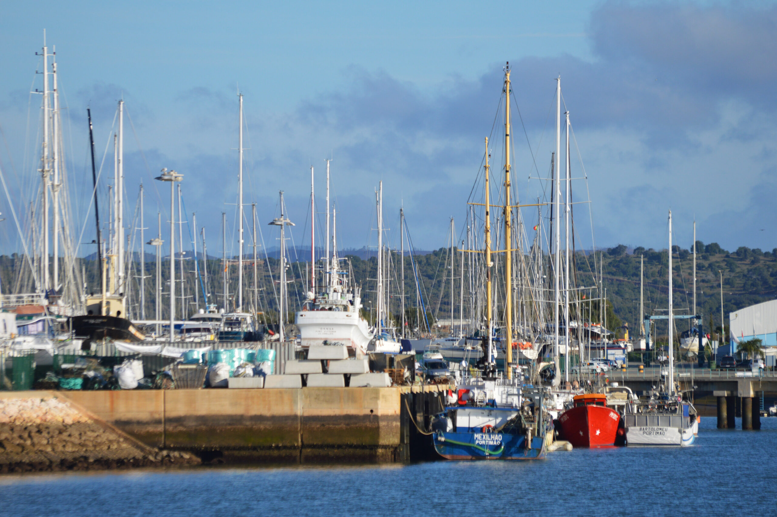 Sul Informação - Docapesca reforça proteção das pontes-cais do Porto de Pesca do Rio Arade