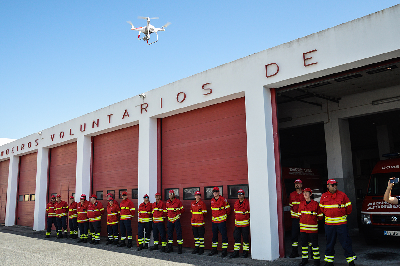 Sul Informação - Drone ajuda Bombeiros de Lagoa a encontrar vítimas nas falésias e a vigiar fogos