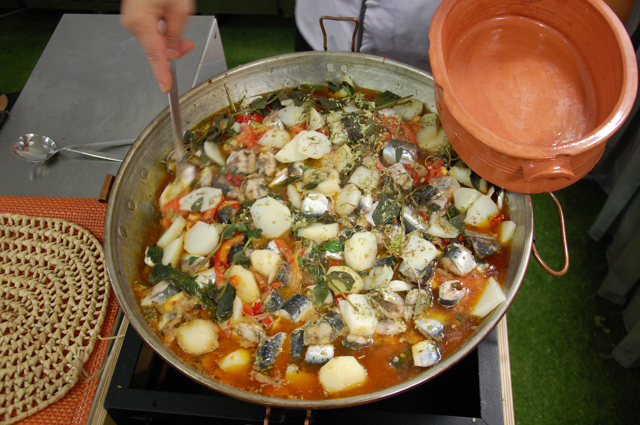 Sul Informação - FOTOGALERIA: Sardinha foi a “estrela” da cataplana no Mercado de Portimão