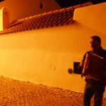 Sul Informação - Marmelete, onde se ouve o lento escorrer da noite, entre teatro, copinhos de medronho e música