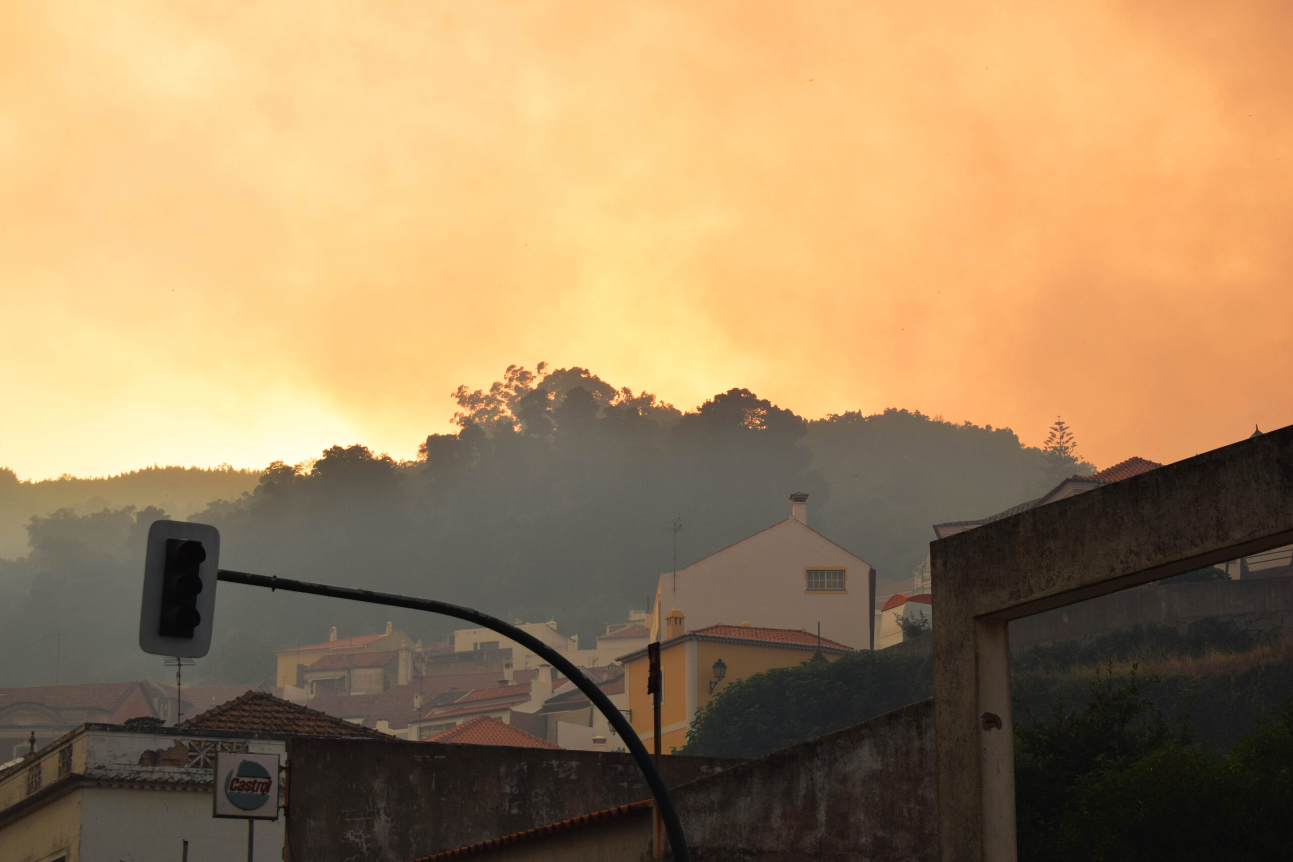 Sul Informação - Noite «dura e de muito trabalho» segue-se a «dia difícil» no combate ao incêndio de Monchique