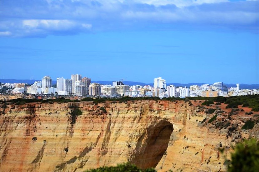 Sul Informação - O betão ainda é quem mais ordena, dentro de ti, ó Algarve