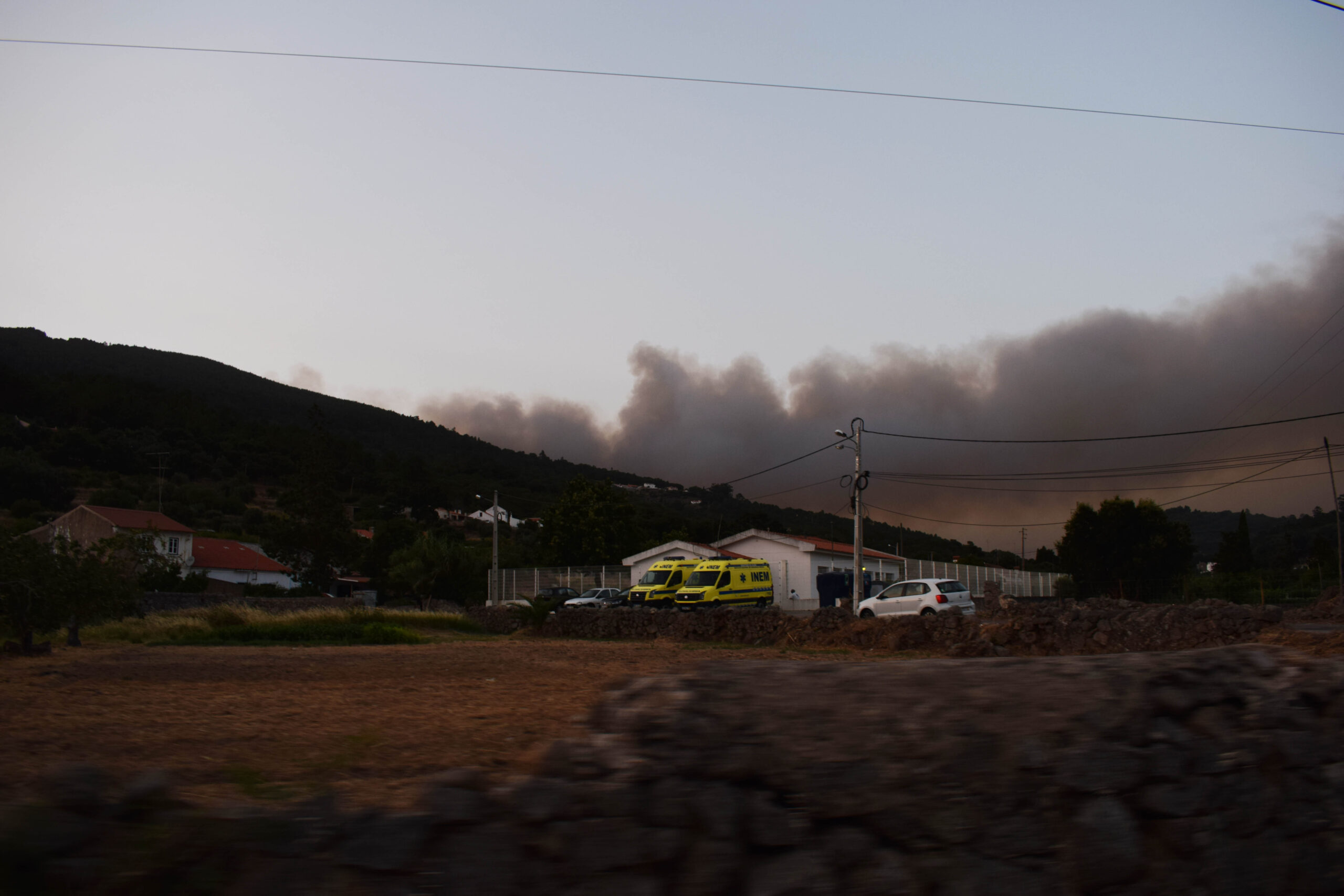 Sul Informação - Habitantes de Zebro de Cima, no concelho de Silves, combatem fogo à sua porta