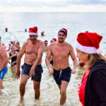 Sul Informação - Fotogaleria: Armação de Pêra mergulhou pela solidariedade no Dia de Natal