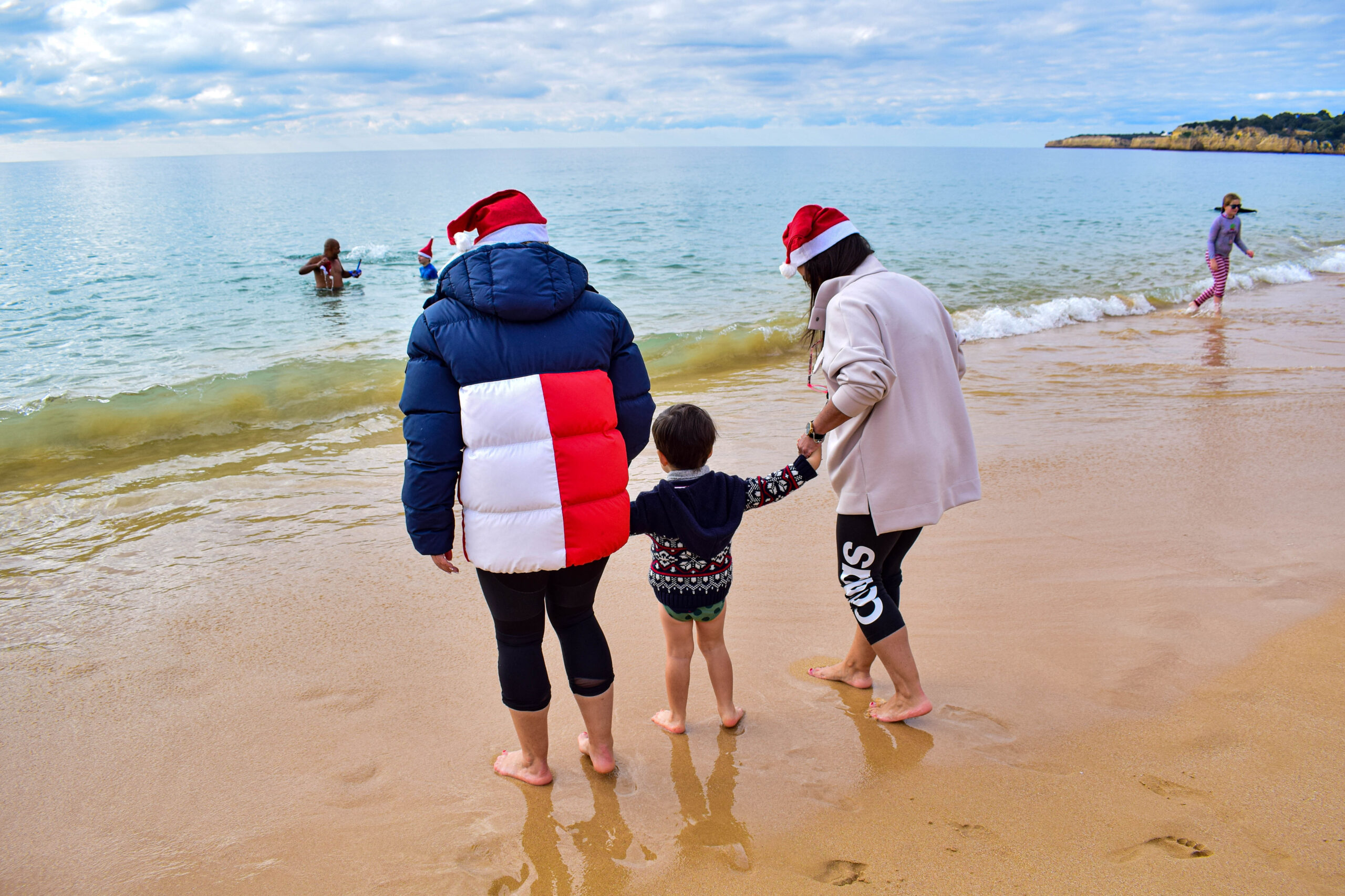 Sul Informação - Fotogaleria: Armação de Pêra mergulhou pela solidariedade no Dia de Natal