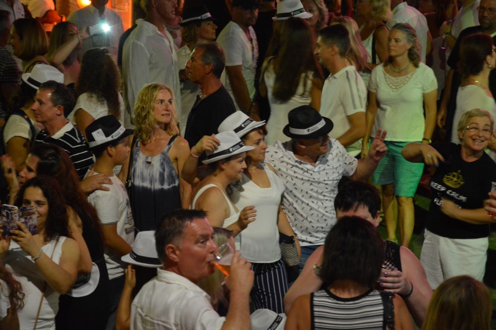 Sul Informação - Noite Black & White levou um mar de gente a Carvoeiro [fotogaleria]