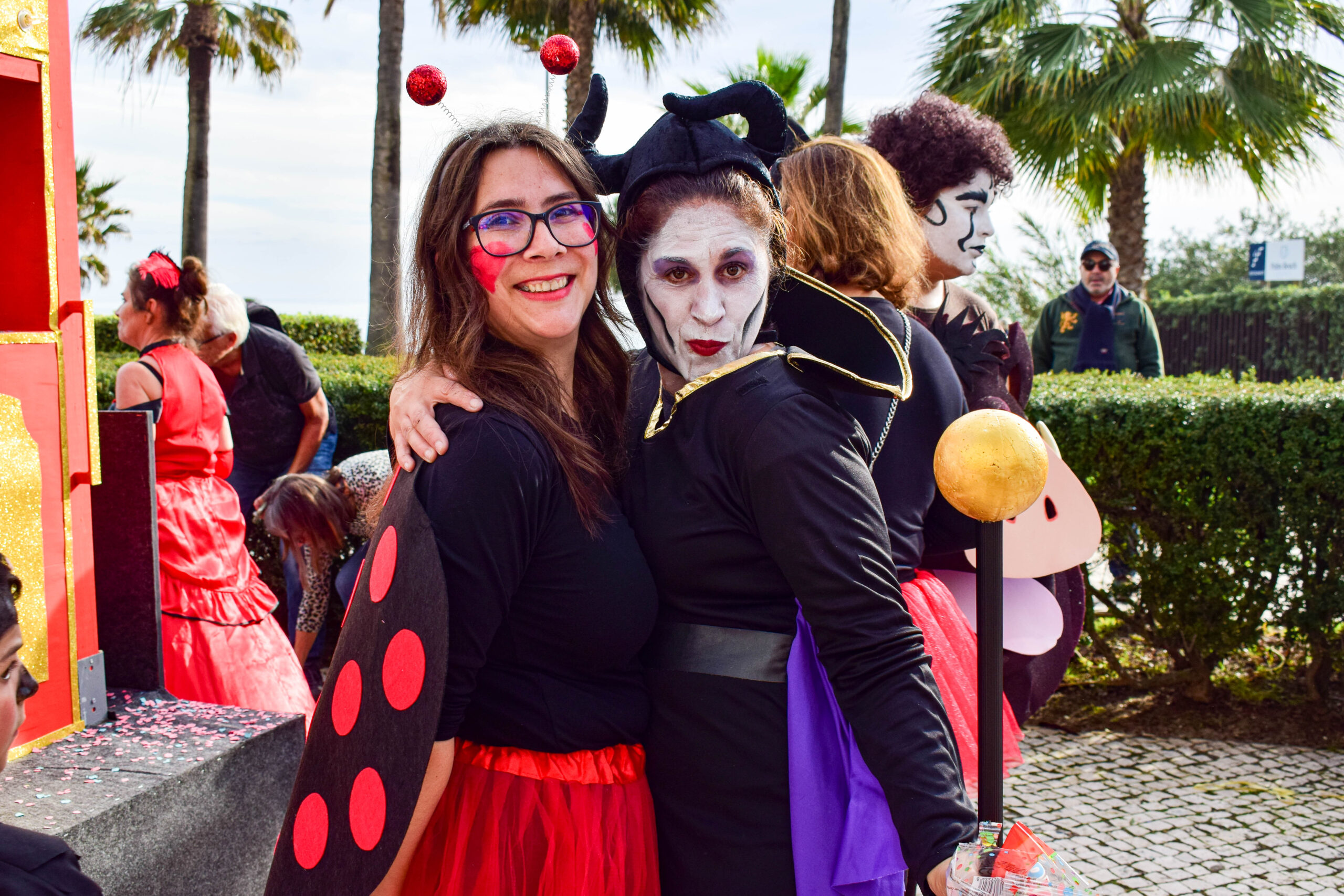 Sul Informação - Fotogaleria: Carnaval Trapalhão teve “casa” cheia com Xico Barata em Armação de Pêra