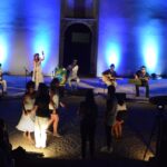 Sul Informação - Noite Black & White levou um mar de gente a Carvoeiro [fotogaleria]