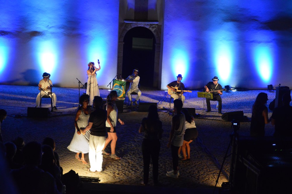 Sul Informação - Noite Black & White levou um mar de gente a Carvoeiro [fotogaleria]