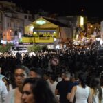 Sul Informação - Noite Black & White levou um mar de gente a Carvoeiro [fotogaleria]