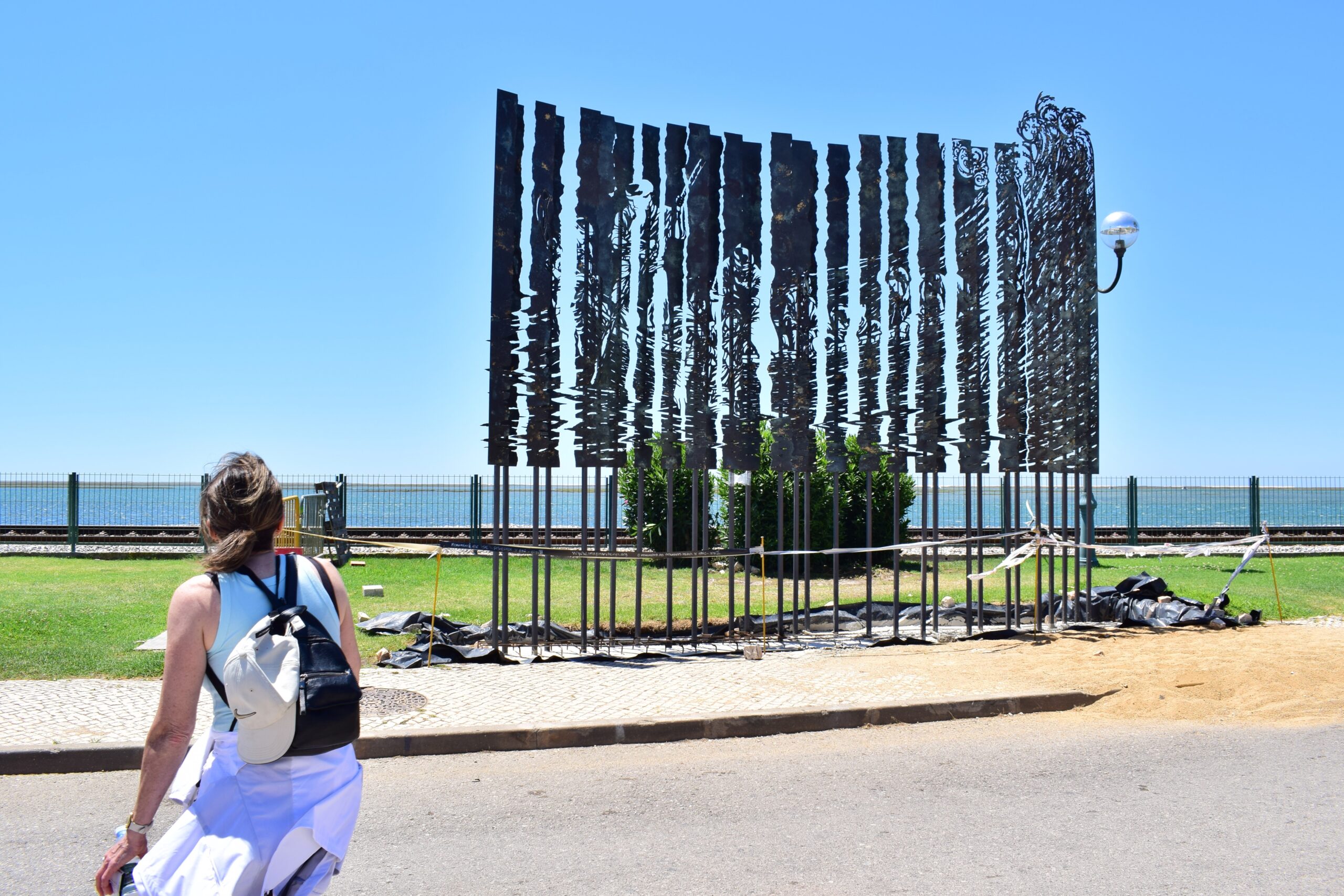 Sul Informação - Já está a ser instalado memorial de homenagem a pescadores de Faro que salvaram americanos