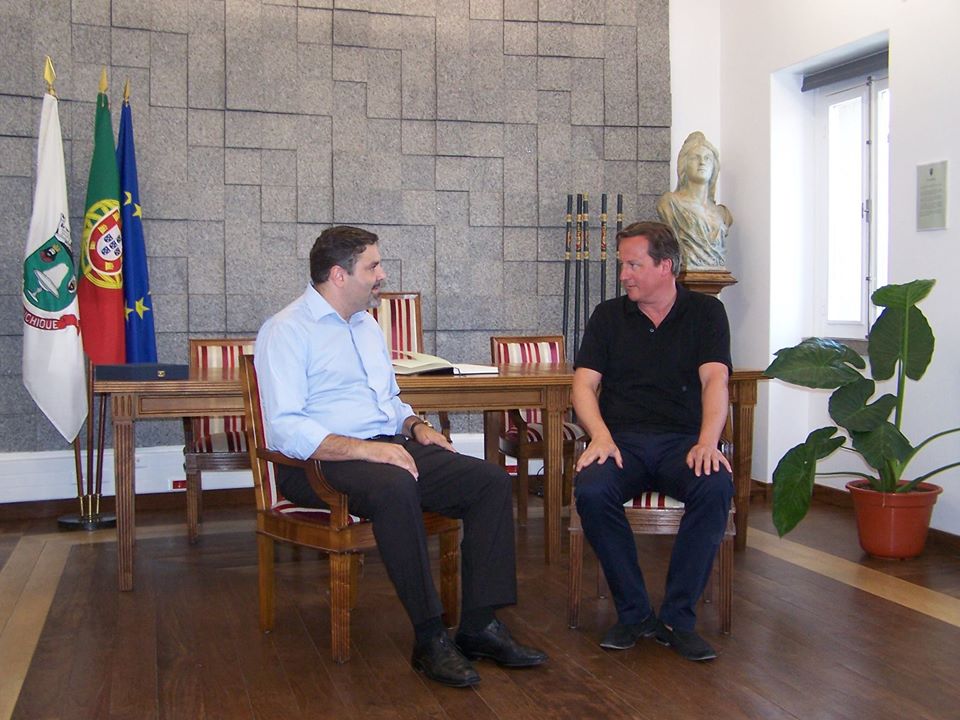 Sul Informação - David Cameron brindou com medronho na Câmara de Monchique