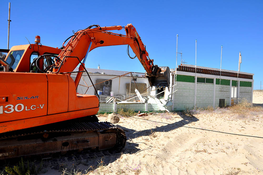 Sul Informação - Requalificação da praia de Monte Gordo começou hoje com as primeiras demolições
