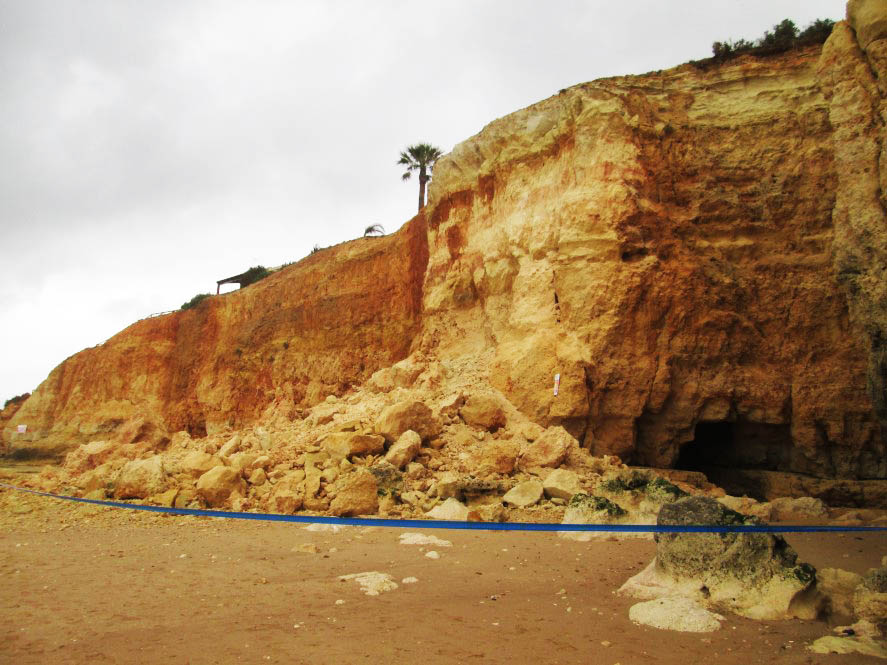 Sul Informação - Derrocada de arriba na Praia do Vau não causou prejuízos [com fotos]